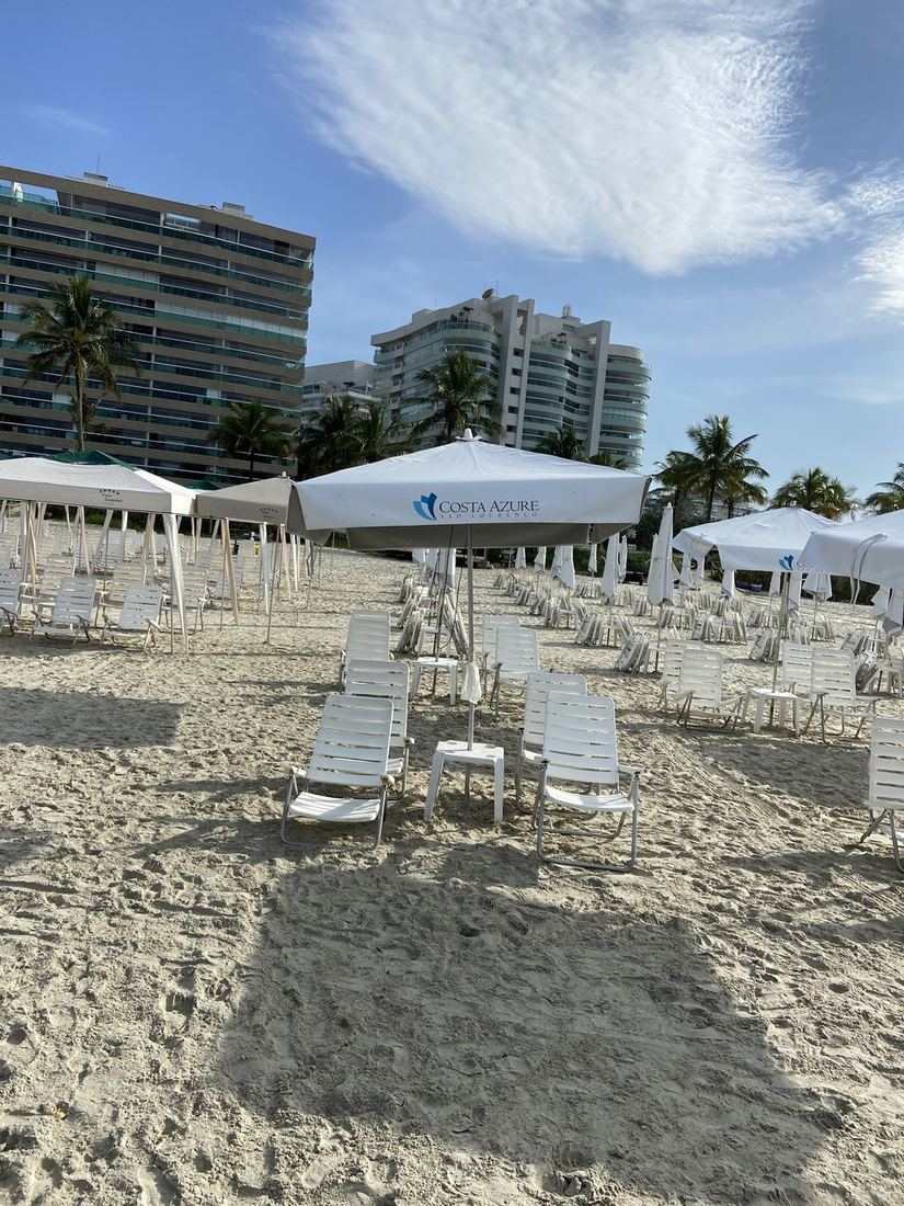 Guarda-sol quadrado em alumínio instalado na praia